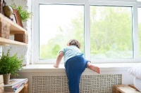 Дети очень уязвимы перед раскрытым окном